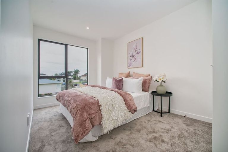 Photo of property in 5d Beach Road, Te Atatu Peninsula, 0610
