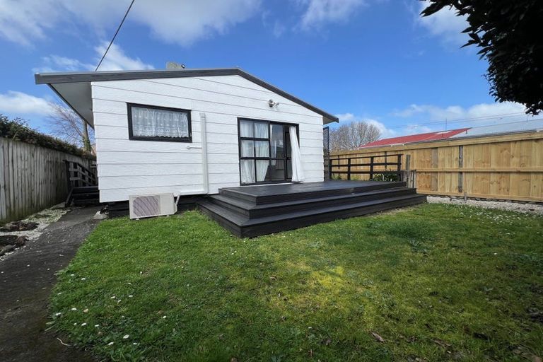 Photo of property in 1 Taikata Road, Te Atatu Peninsula, Auckland, 0610