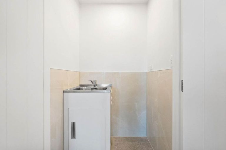 Photo of property in 2/1090 Beach Road, Torbay, Auckland, 0630