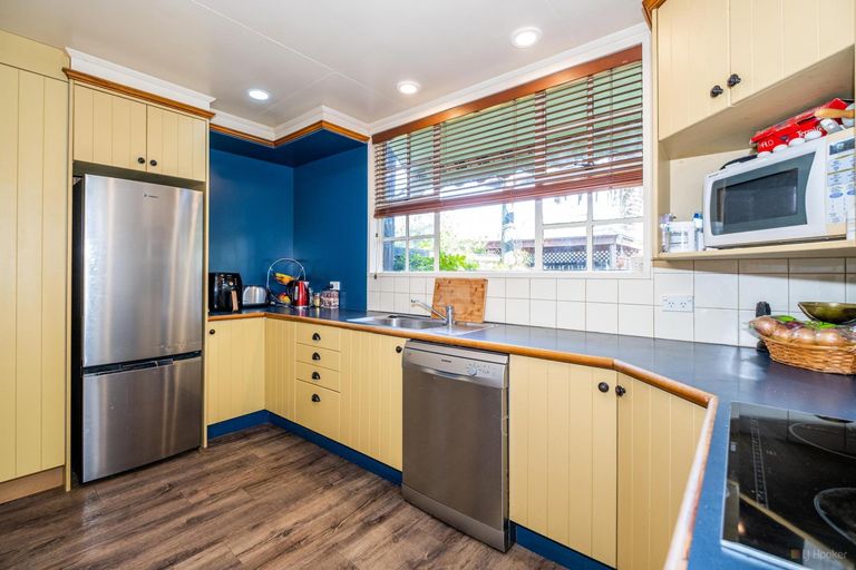 Photo of property in 72 Timaru Road, Waimate, 7924