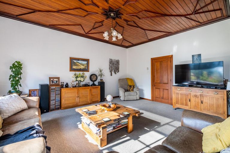 Photo of property in 72 Timaru Road, Waimate, 7924