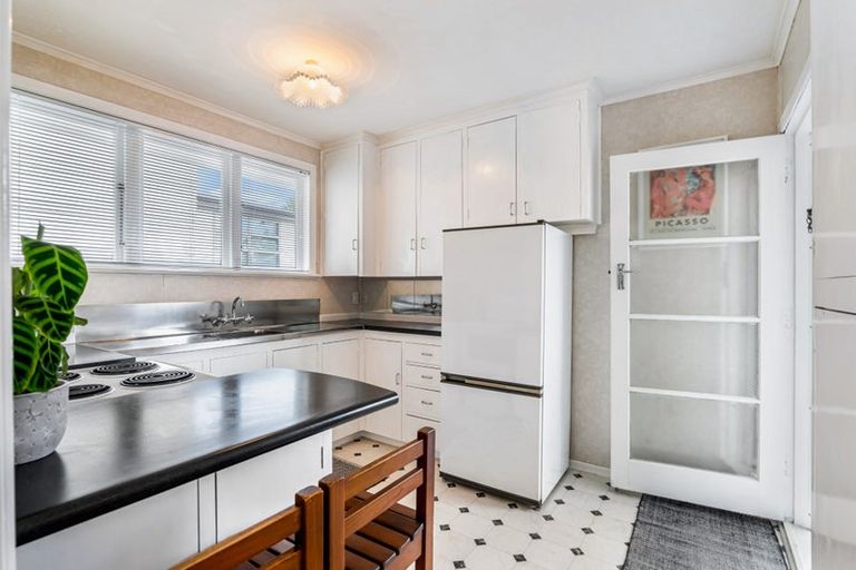 Photo of property in 18 Selwyn Crescent, Forrest Hill, Auckland, 0620