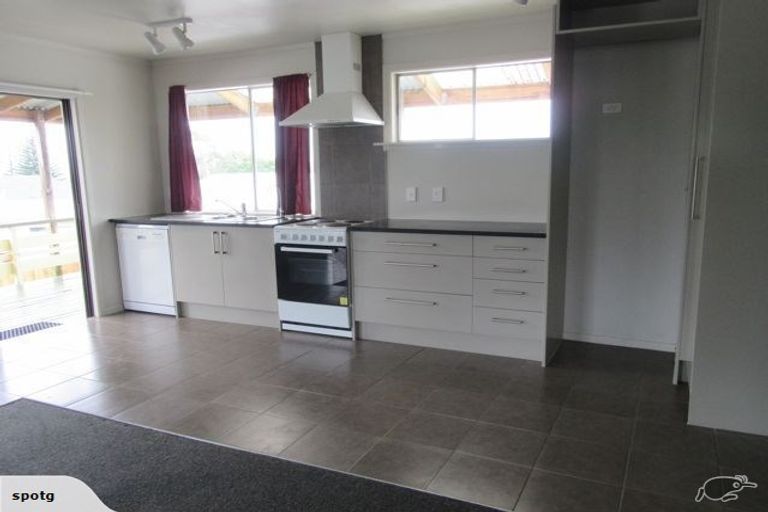 Photo of property in 8 Hinekohu Street, New Lynn, Auckland, 0600