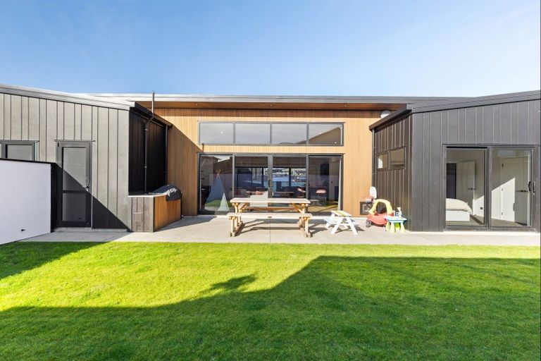 Photo of property in 7 Edenmore Terrace, Fitzherbert, Palmerston North, 4410