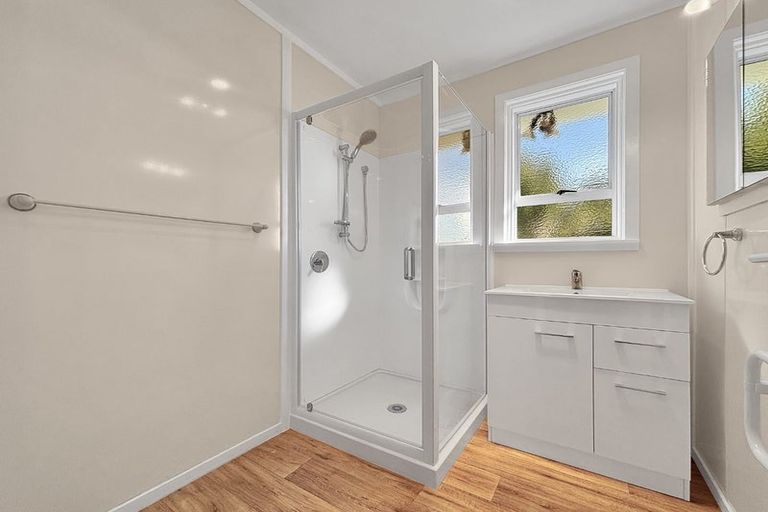 Photo of property in 14 Barclay Street, Newlands, Wellington, 6037