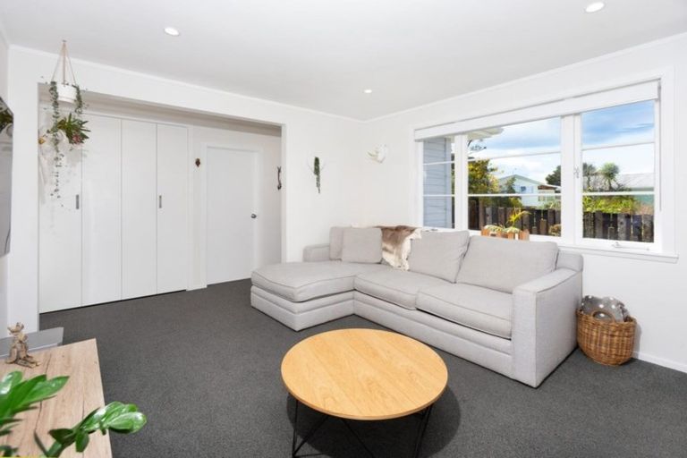 Photo of property in 99 Hobsonville Road, West Harbour, Auckland, 0618