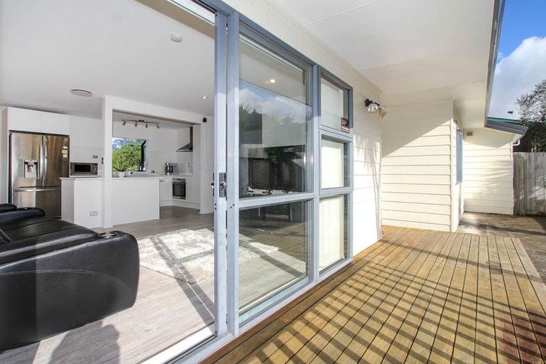 Photo of property in 1/2 Fernlea Rise, Bayview, Auckland, 0629