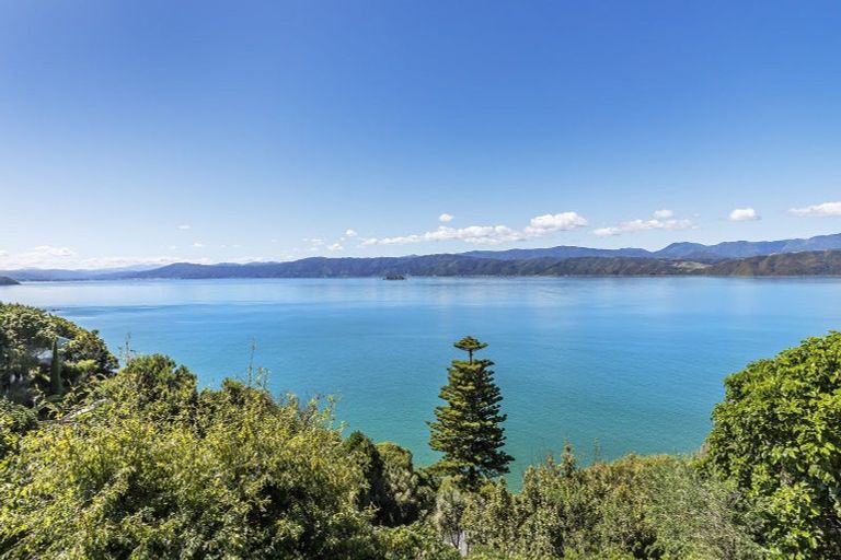 Photo of property in 67 Pretoria Road, Karaka Bays, Wellington, 6022