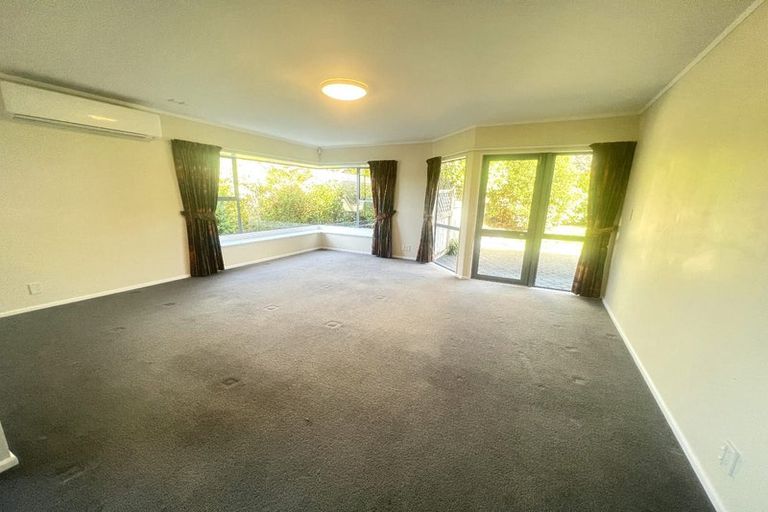 Photo of property in 122 Westchester Drive, Churton Park, Wellington, 6037