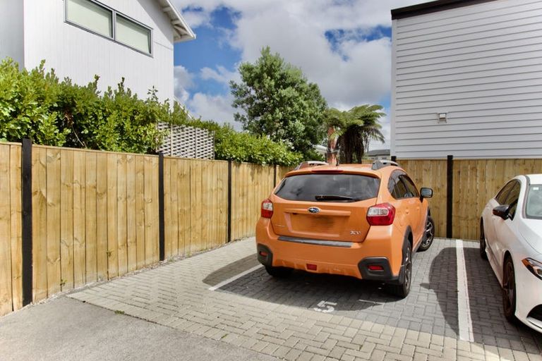 Photo of property in 5/1a Royal View Road, Te Atatu South, Auckland, 0610