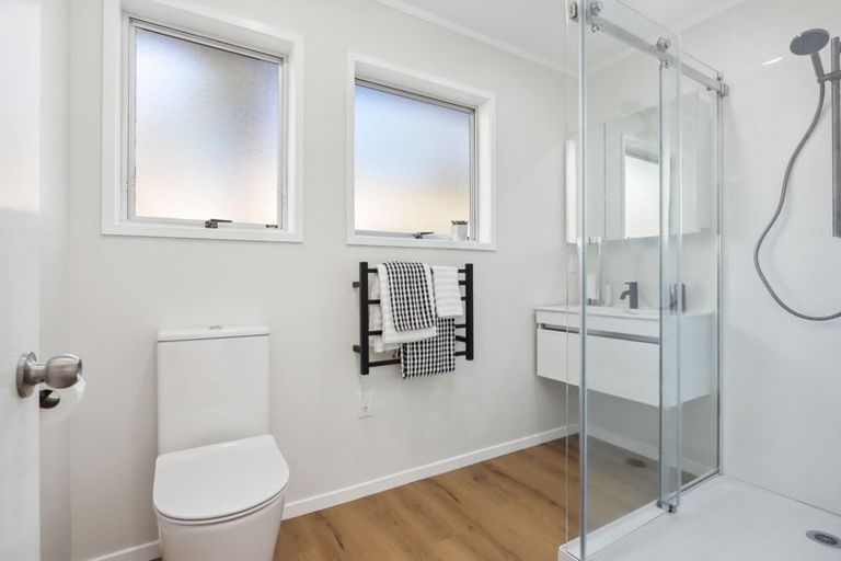 Photo of property in 9a/2 De Val Drive, Titirangi, Auckland, 0604