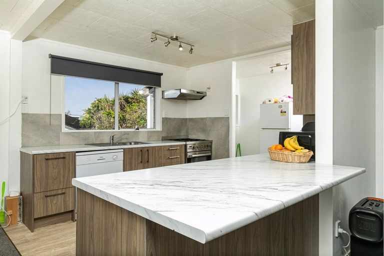 Photo of property in 11 Landsdale Place, Massey, Auckland, 0614