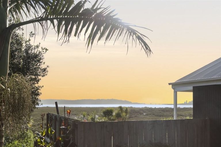 Photo of property in 44 Rewarewa Road, Te Atatu Peninsula, Auckland, 0610