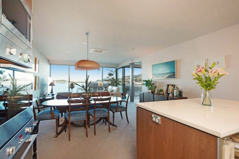 Photo of property in Patent 326 Apartments, 404s/326 Evans Bay Parade, Hataitai, Wellington, 6021