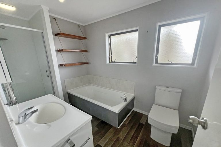 Photo of property in 2/8 Atlantis Place, Totara Vale, Auckland, 0629