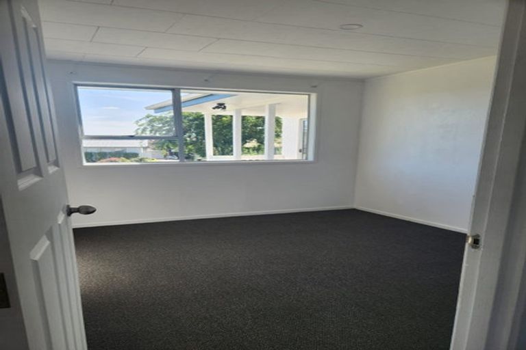 Photo of property in 18 Foyle Place, Glendene, Auckland, 0602