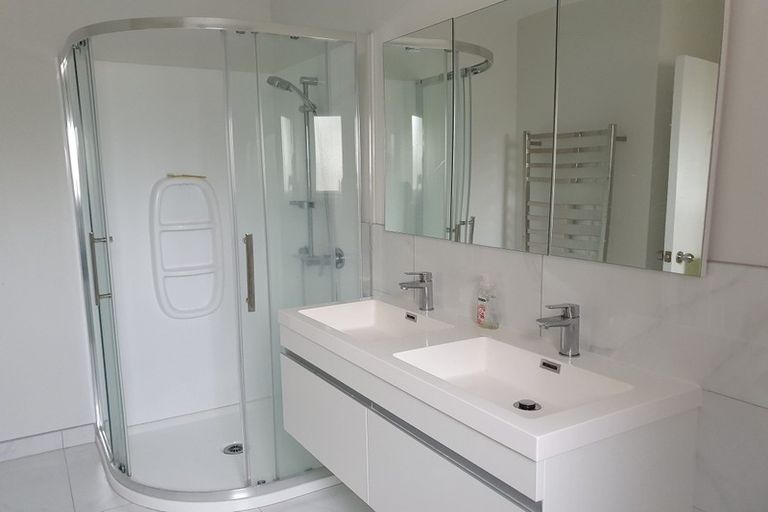 Photo of property in 3/104 East Coast Road, Forrest Hill, Auckland, 0620