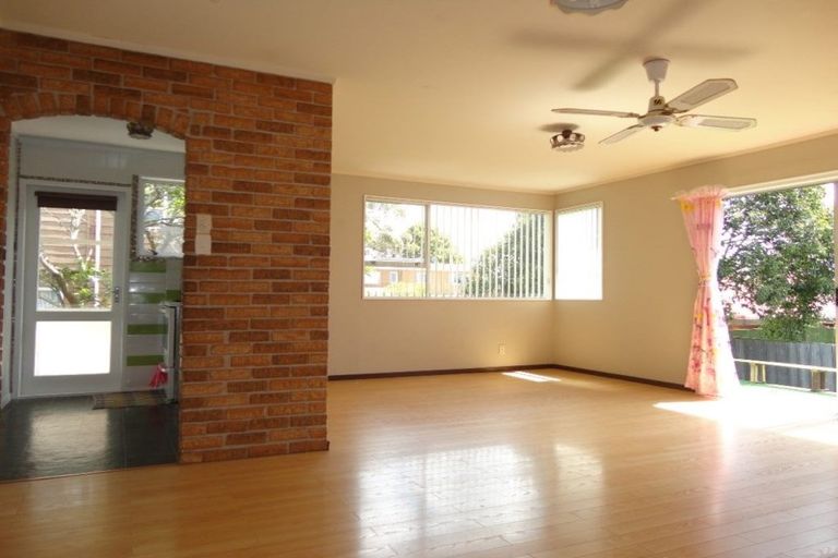 Photo of property in 9/26 Islington Avenue, New Lynn, Auckland, 0600