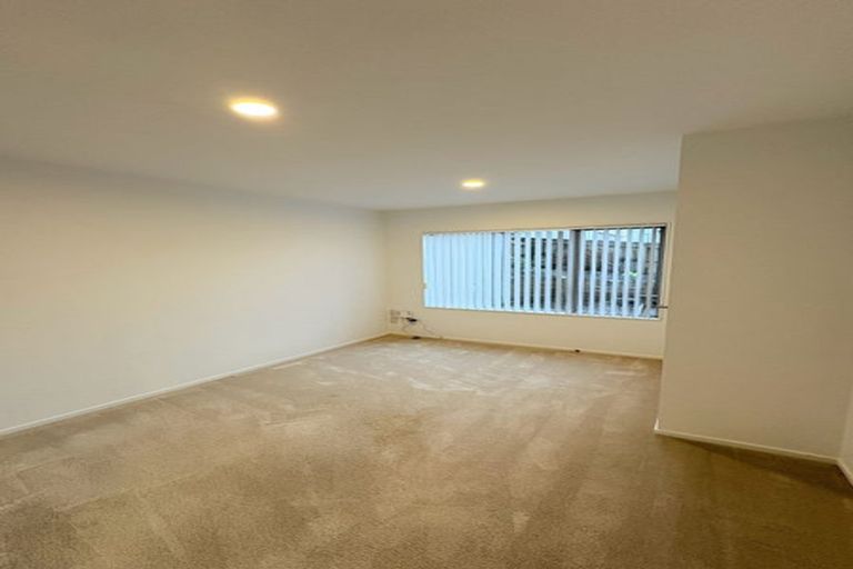 Photo of property in 7 Zara Court, Windsor Park, Auckland, 0632