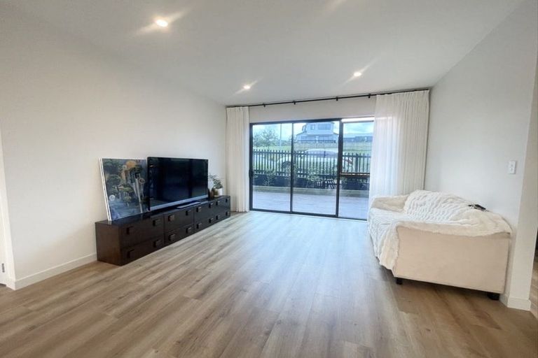 Photo of property in 15 Arawaru Avenue, Wainui, Silverdale, 0992