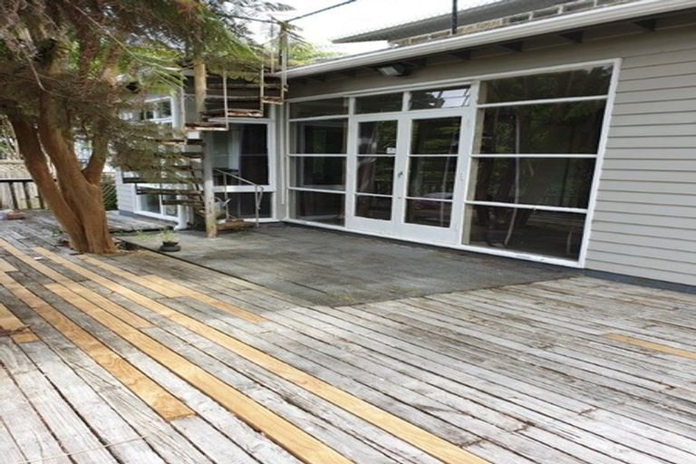 Photo of property in 16 De Val Drive, Titirangi, Auckland, 0604