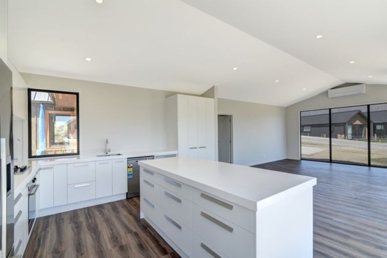 Photo of property in 16 Kinross Lane, Jacks Point, Queenstown, 9371