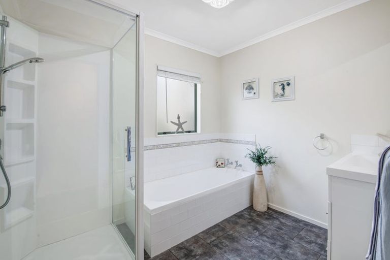Photo of property in 10 Jacanas Place, Unsworth Heights, Auckland, 0632