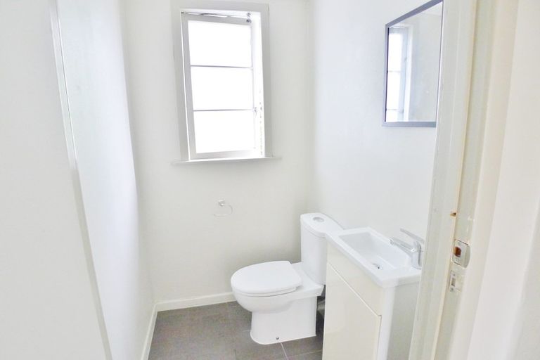 Photo of property in 127 View Road, Sunnyvale, Auckland, 0612