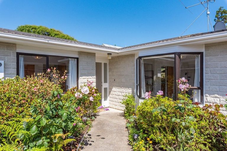 Photo of property in 29 Rosebank Grove, Waikanae, 5036
