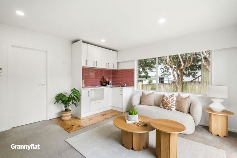 Photo of property in 14 Holdaway Avenue, Northcote, Auckland, 0627
