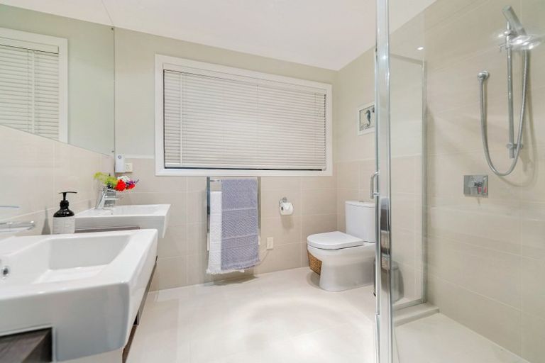 Photo of property in 18 Corsica Way, Karaka, Papakura, 2113