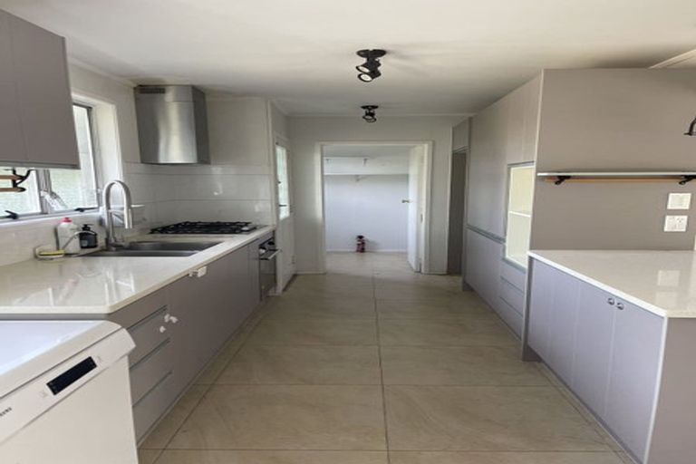 Photo of property in 16 West Glade Crescent, Birkenhead, Auckland, 0626