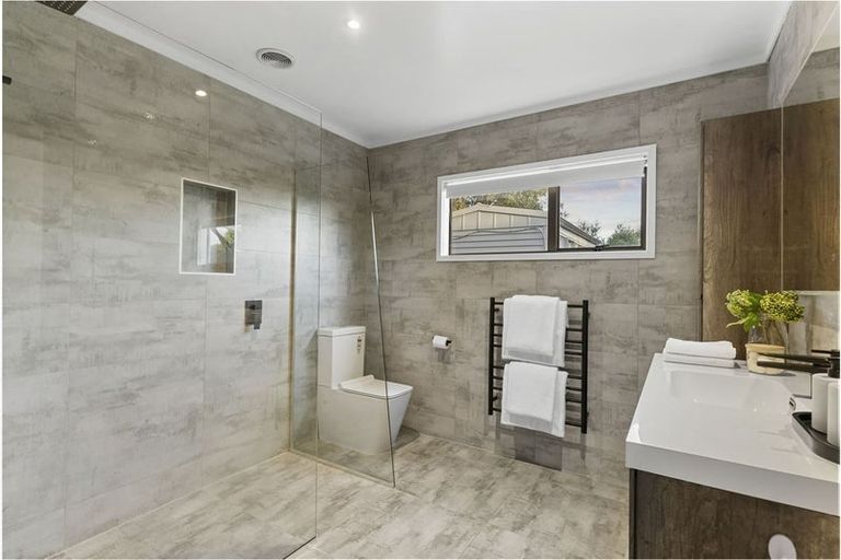 Photo of property in 68 Roberts Road, Glenfield, Auckland, 0629