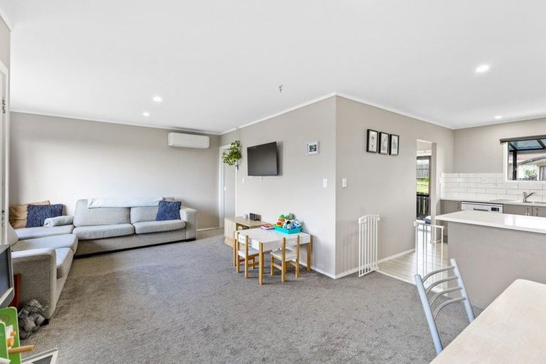 Photo of property in 2/2 Forsythe Place, Massey, Auckland, 0614