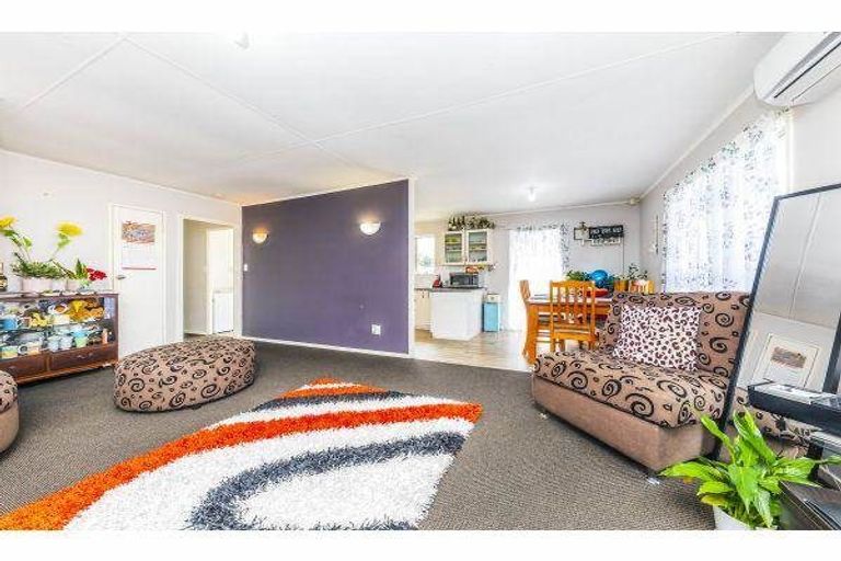 Photo of property in 137 Mahia Road, Wattle Downs, Auckland, 2103