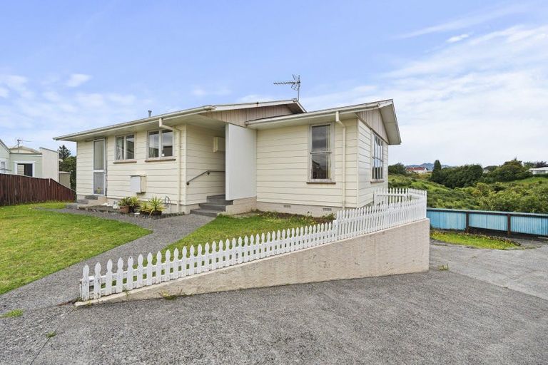 Photo of property in 8 Kelvin Place, Westown, New Plymouth, 4310