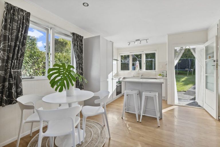 Photo of property in 2 Seine Road, Forrest Hill, Auckland, 0620