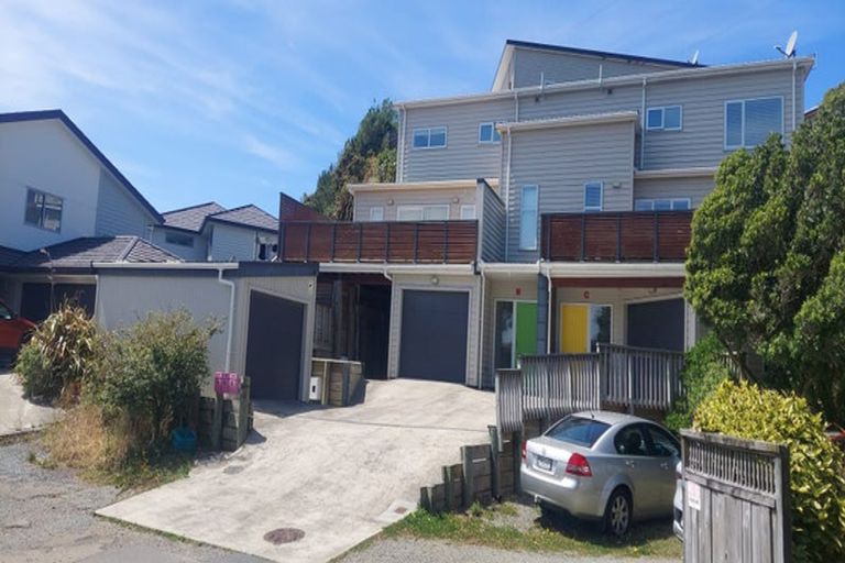 Photo of property in 104b Glanmire Road, Newlands, Wellington, 6037