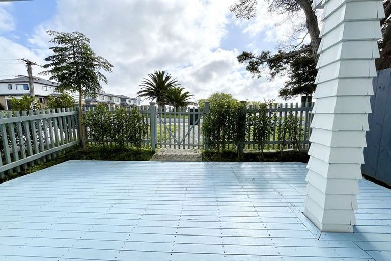 Photo of property in 1/98 Lincoln Park Avenue, Massey, Auckland, 0614