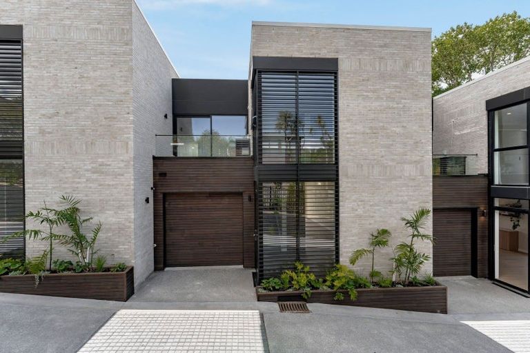 Photo of property in 21a Arahia Street, Northcote, Auckland, 0627