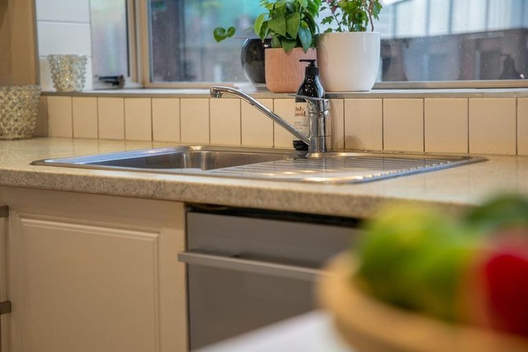 Photo of property in 4 Merville Avenue, Te Atatu South, Auckland, 0610