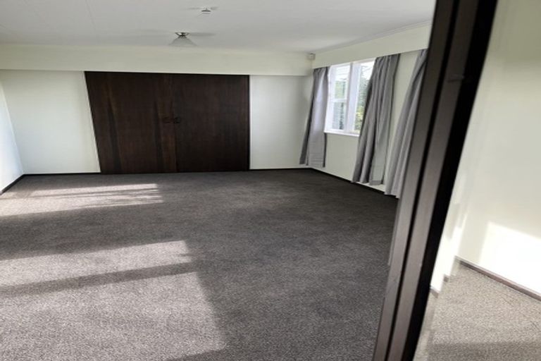 Photo of property in 21 Wakely Road, Newlands, Wellington, 6037