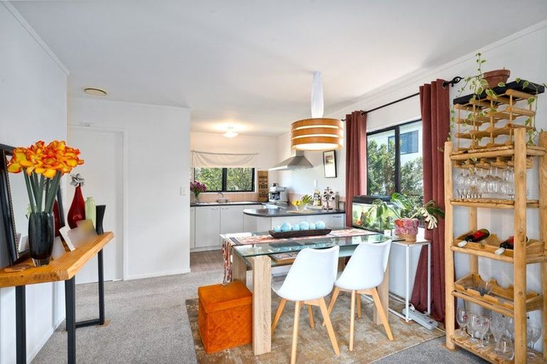 Photo of property in 3 Loughanure Place, Massey, Auckland, 0614