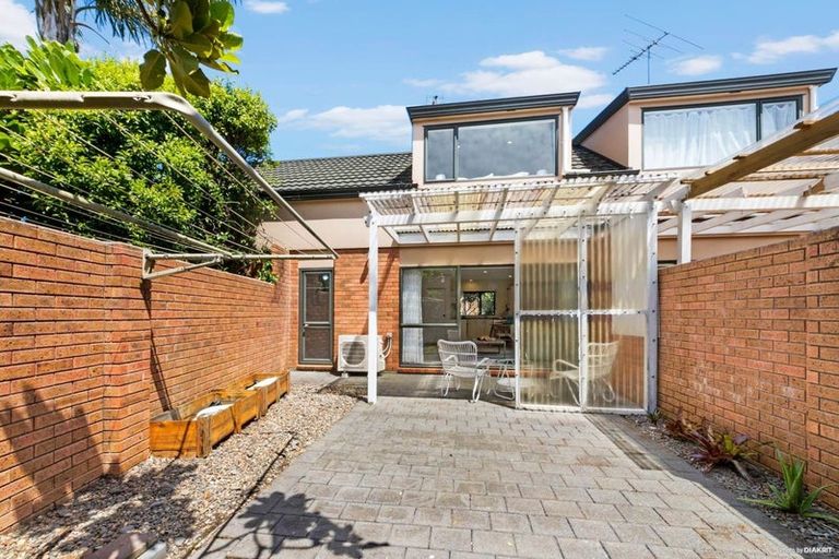 Photo of property in 18/1 Melview Place, New Lynn, Auckland, 0600