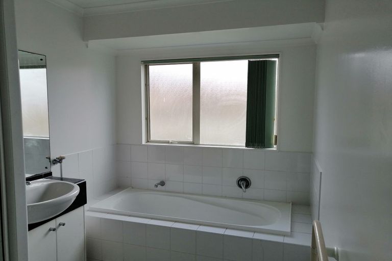 Photo of property in 12 Mellefont Close, East Tamaki Heights, Auckland, 2016