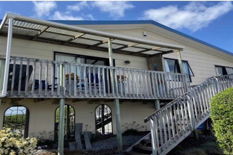 Photo of property in 2/10 Sevilla Place, Unsworth Heights, Auckland, 0632