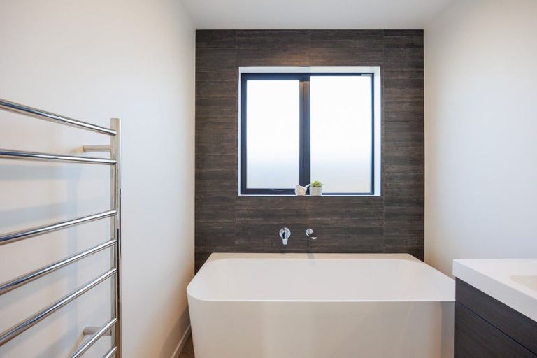 Photo of property in 75 Atlantic Drive, Fitzherbert, Palmerston North, 4410