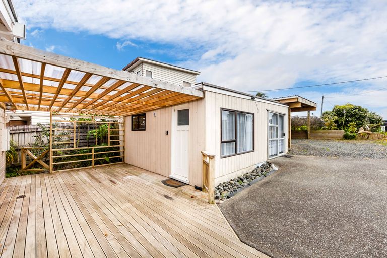 Photo of property in 70 Wade River Road, Stanmore Bay, Whangaparaoa, 0932