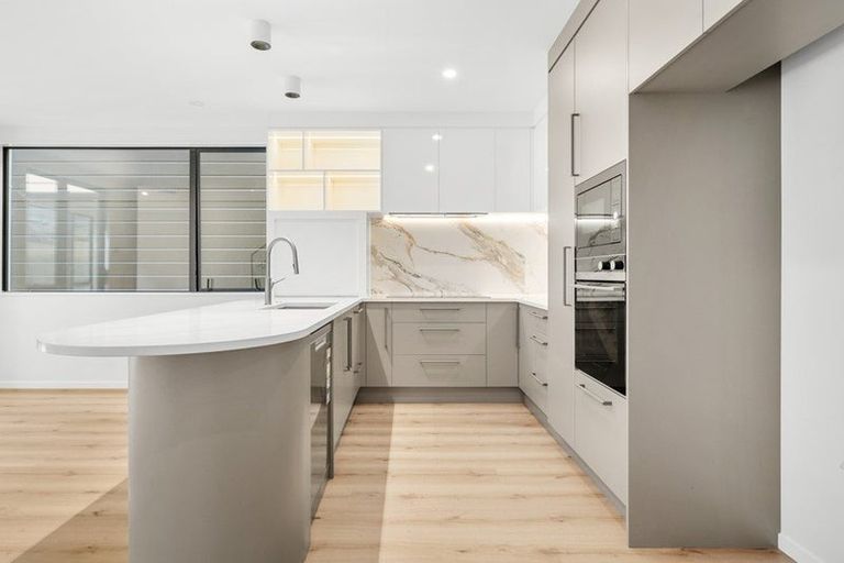 Photo of property in 102a Te Oneroa Way, Long Bay, Auckland, 0630