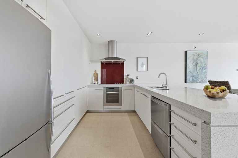 Photo of property in 72 Devonport Road, Tauranga, 3110